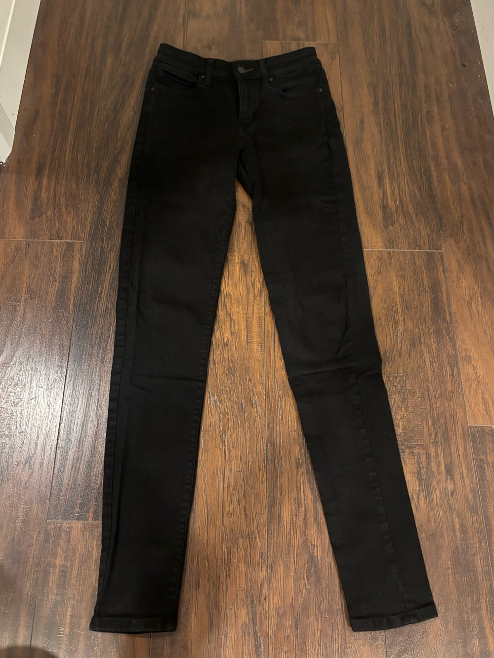 Classic Black Women's Skinny Jeans from Uniqlo